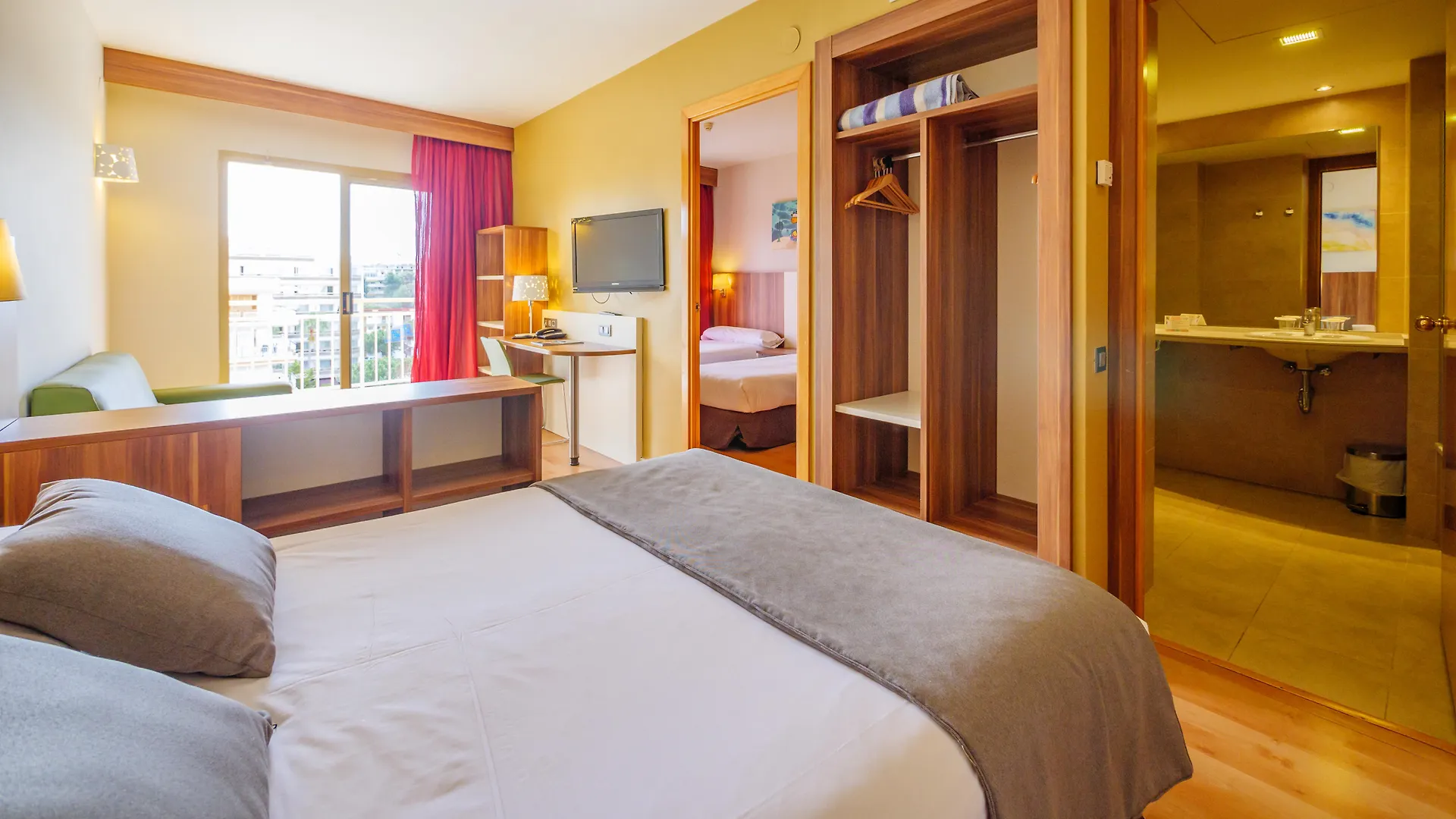 Golden Avenida Family Suites 4* Salou 4*,
