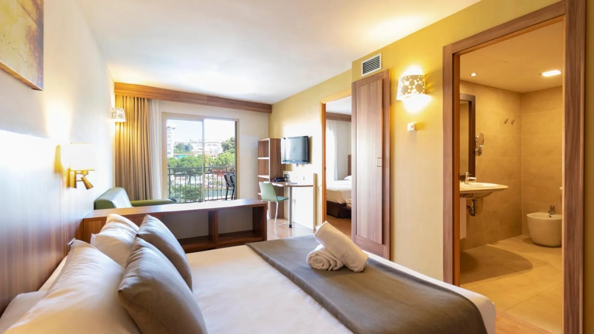 Hotel Golden Avenida Family Suites 4* Salou