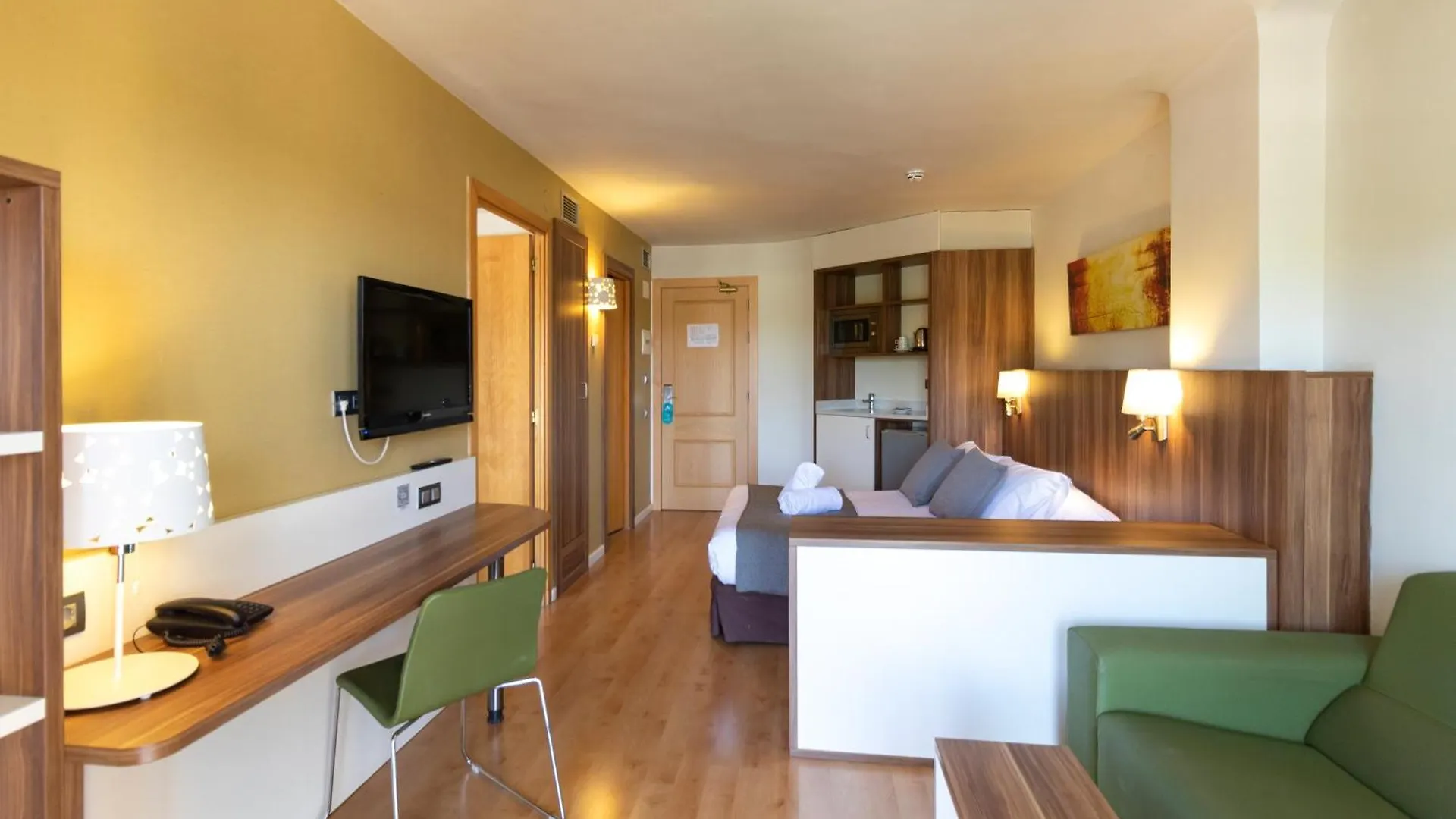 Hotel Golden Avenida Family Suites 4* Salou