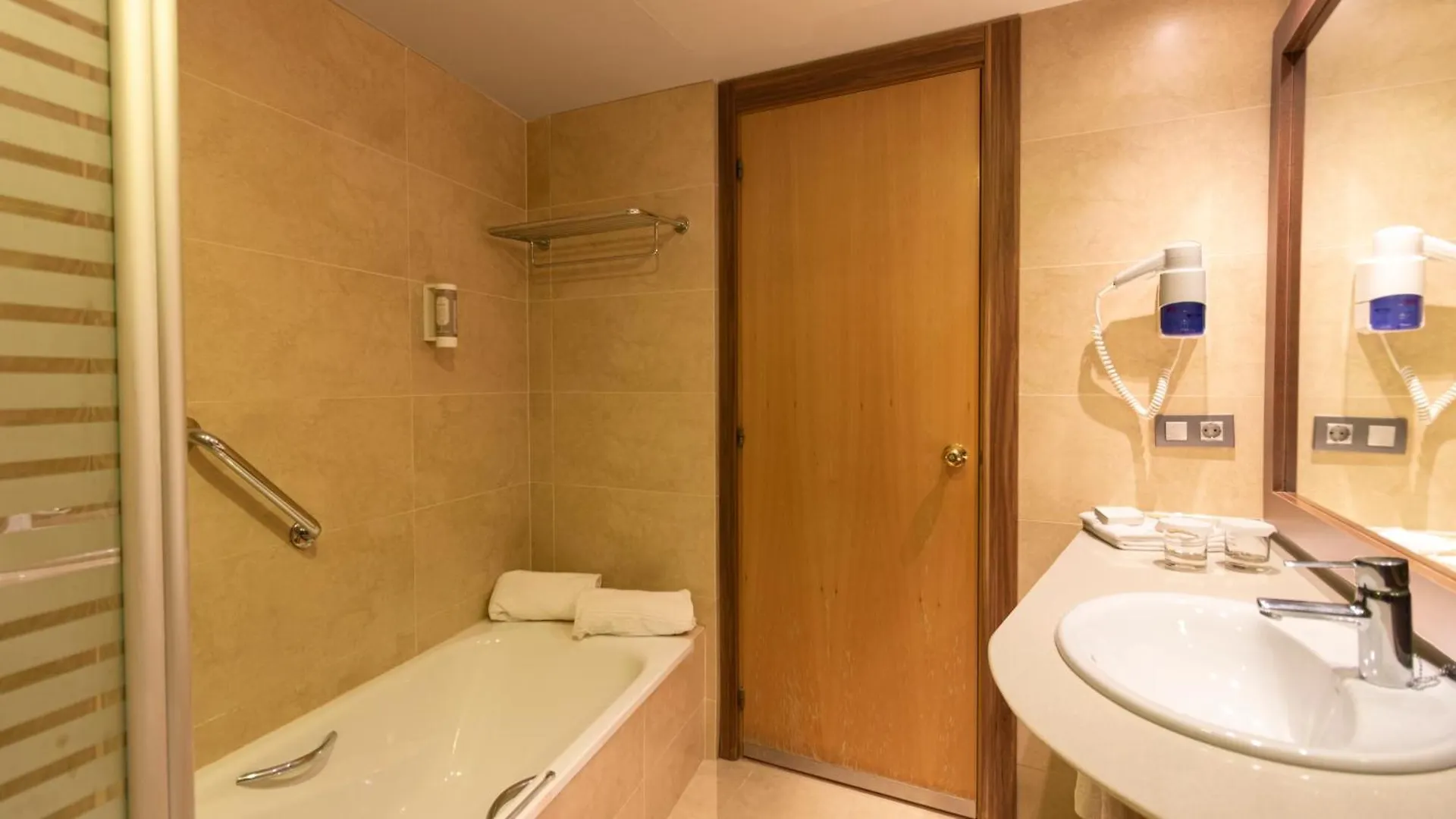 Golden Avenida Family Suites 4* Salou Hotel